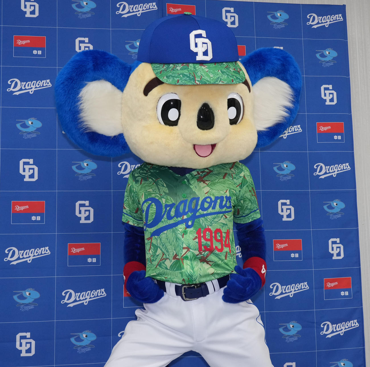 中日対広島　試合前、お披露目された昇竜ユニ第2弾に袖を通しポーズを決めるドアラ（撮影・森本幸一）