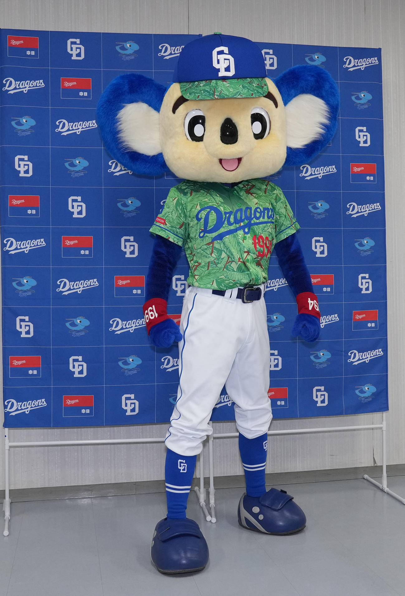 中日対広島　試合前、お披露目された昇竜ユニ第2弾に袖を通しポーズを決めるドアラ（撮影・森本幸一）