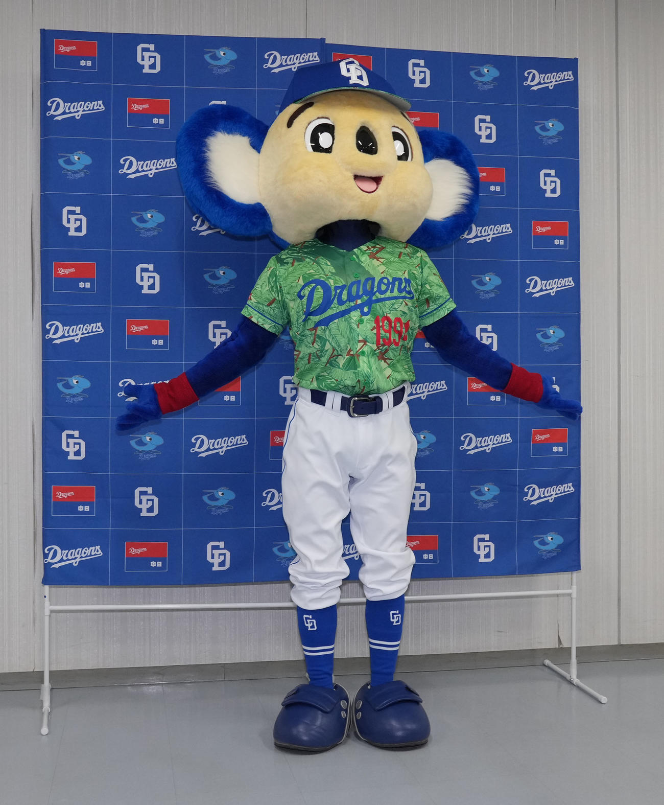 中日対広島　試合前、お披露目された昇竜ユニ第2弾に袖を通しポーズを決めるドアラ（撮影・森本幸一）