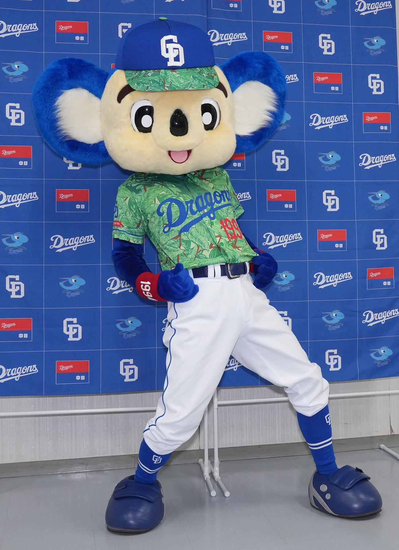 中日対広島　試合前、お披露目された昇竜ユニ第2弾に袖を通しポーズを決めるドアラ（撮影・森本幸一）
