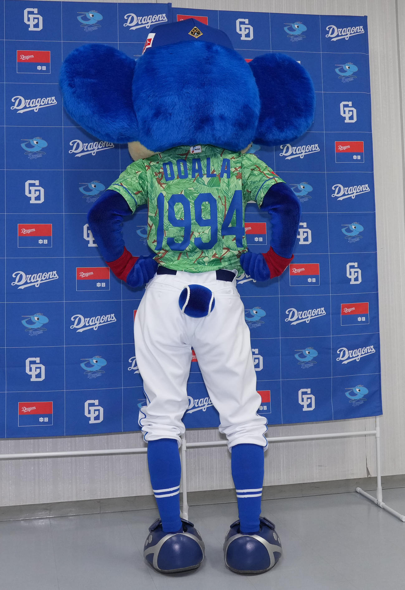 中日対広島　試合前、お披露目された昇竜ユニ第2弾に袖を通しポーズを決めるドアラ（撮影・森本幸一）