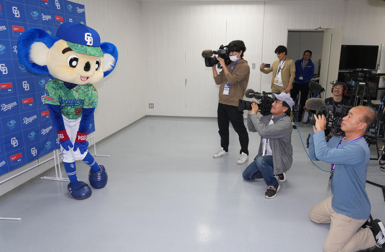 中日対広島　試合前、お披露目された昇竜ユニ第2弾に袖を通しポーズを決めるドアラ（撮影・森本幸一）
