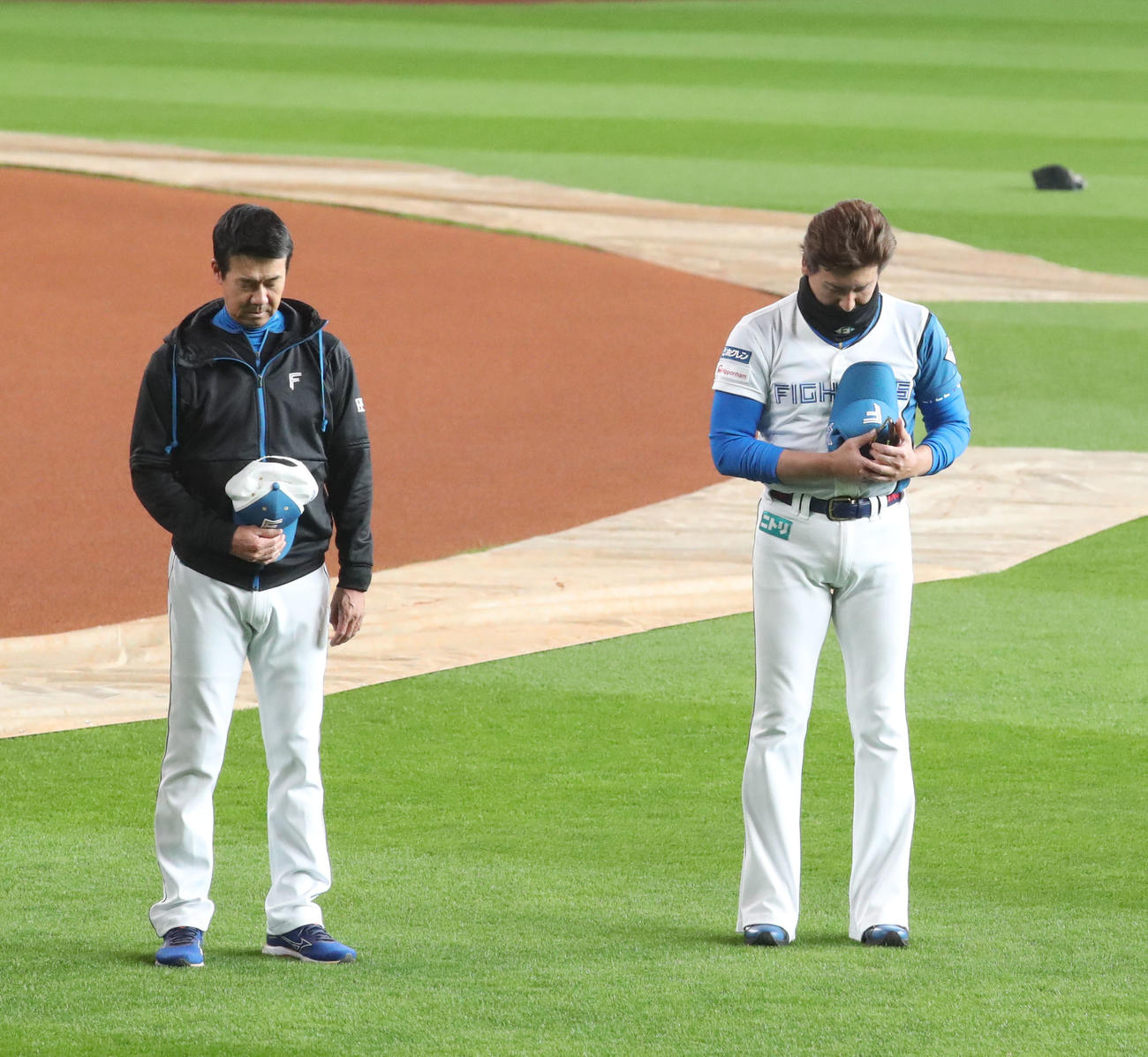 日本ハム対オリックス　試合前、日本ハム大社初代球団オーナーの命日に黙とうする新庄監督（右）（撮影・佐藤翔太）