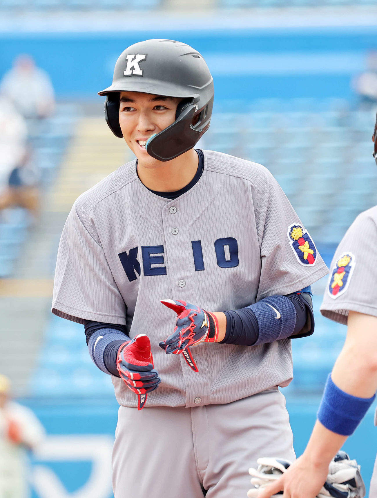法大対慶大　4回裏慶大無死一塁、清原は遊内野安打を放ち笑顔を見せる（撮影・鈴木正人）