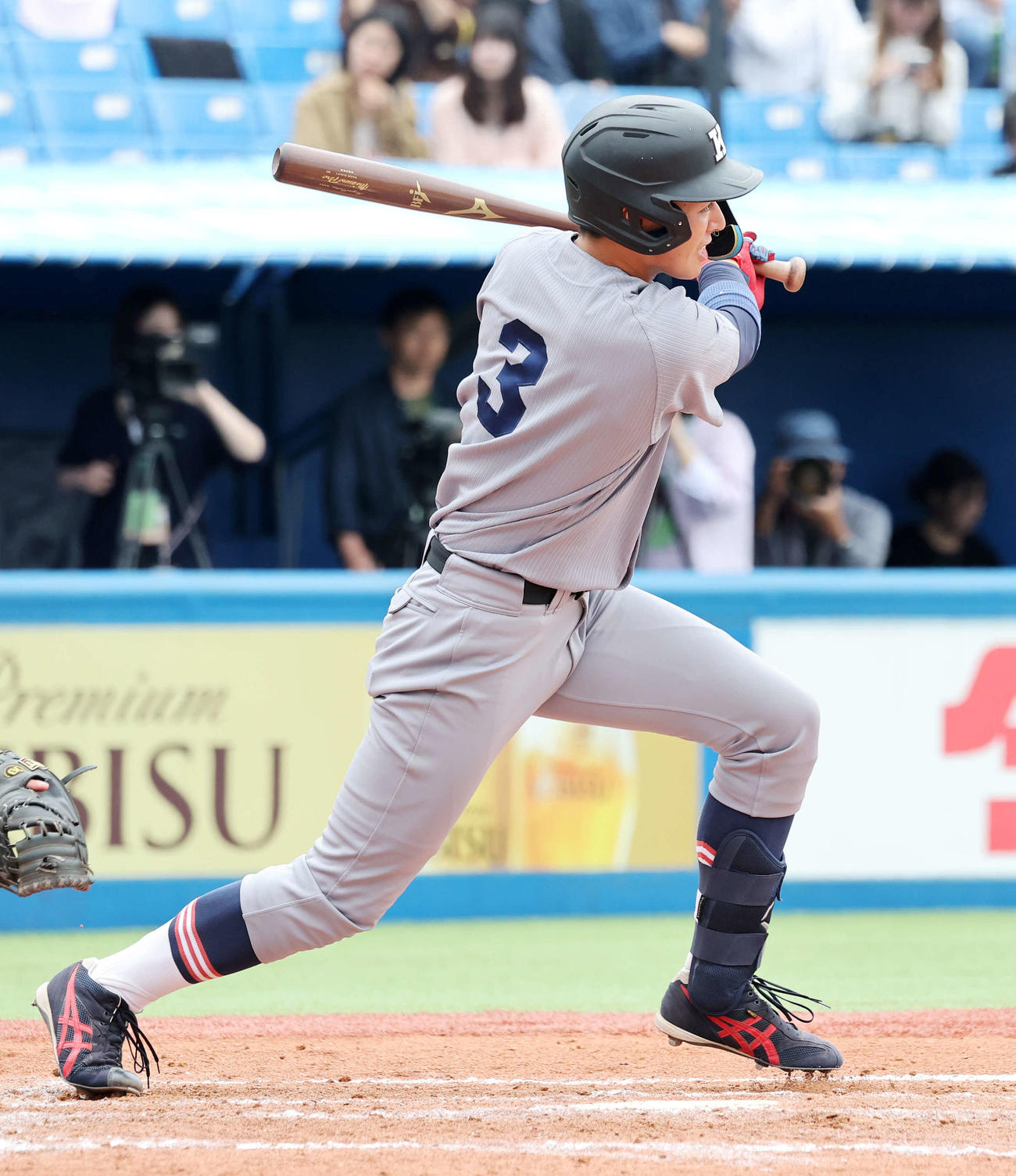 法大対慶大　4回裏慶大無死一塁、清原は遊内野安打を放つ（撮影・鈴木正人）