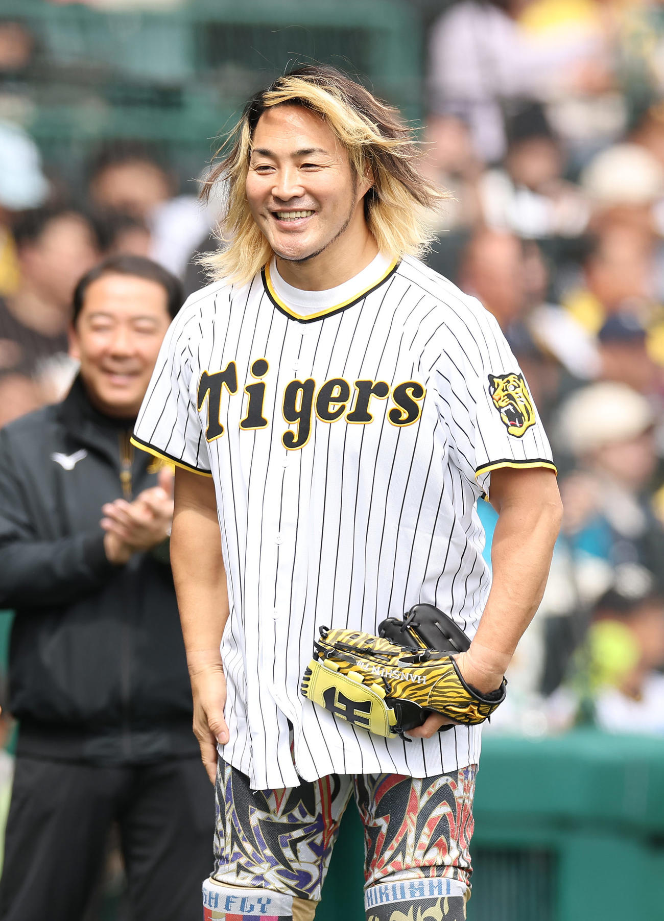 阪神対ヤクルト　始球式を務めたプロレスラーの棚橋弘至（撮影・前田充）
