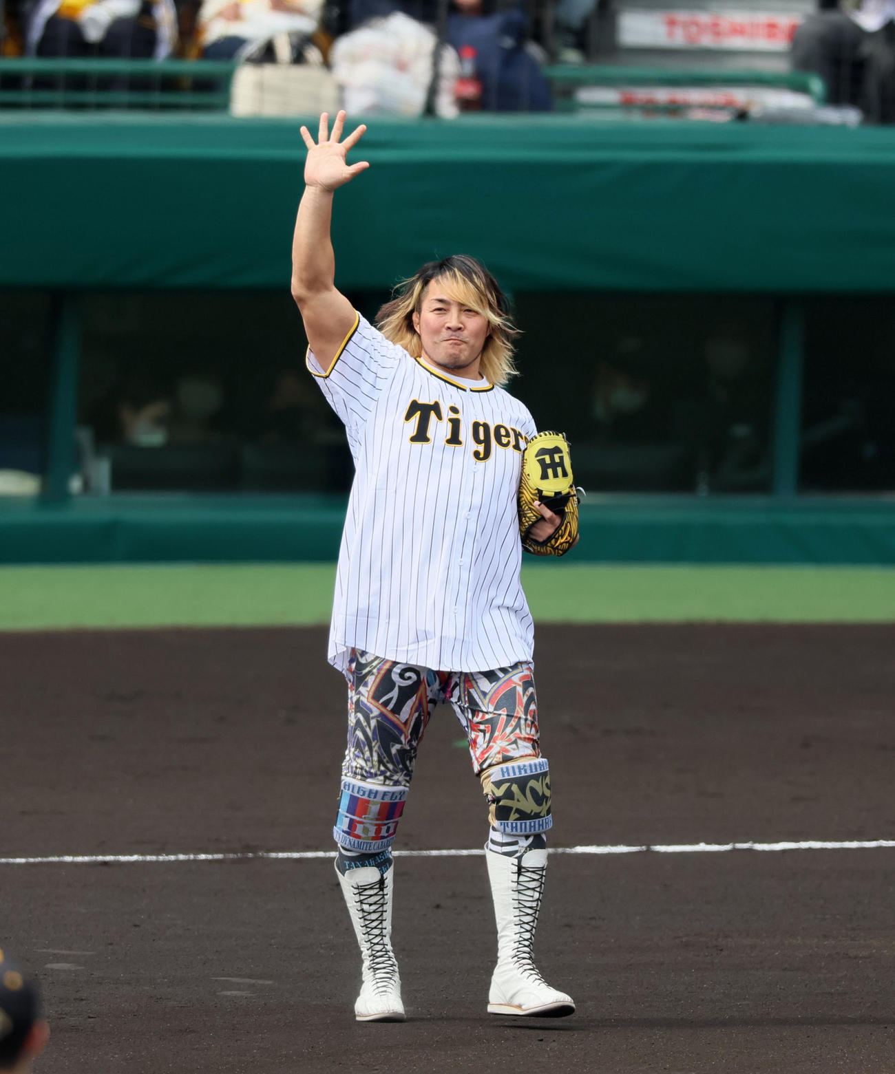 阪神対ヤクルト　始球式を行う棚橋弘至（撮影・加藤哉）