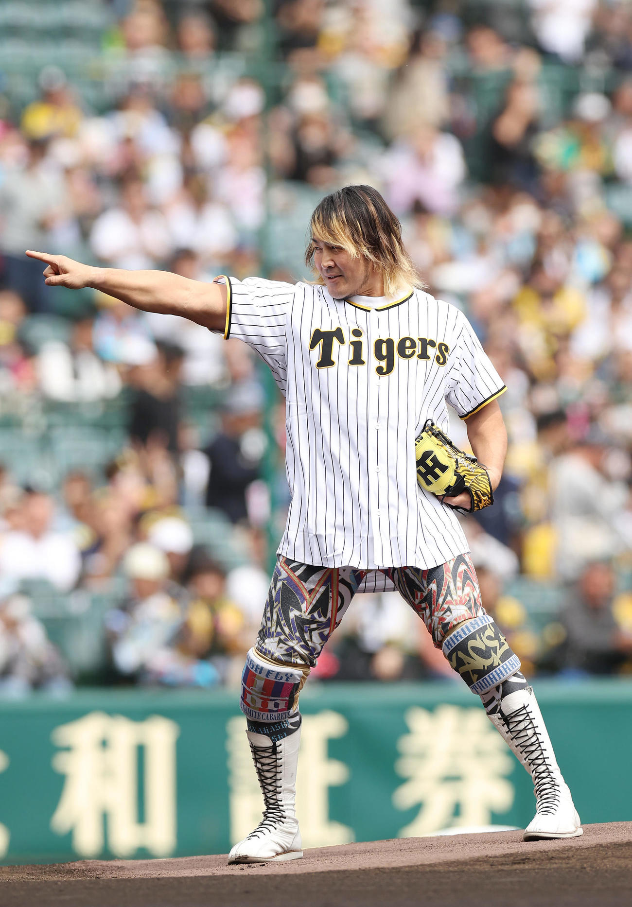 阪神対ヤクルト　始球式を務めるプロレスラーの棚橋弘至（撮影・前田充）