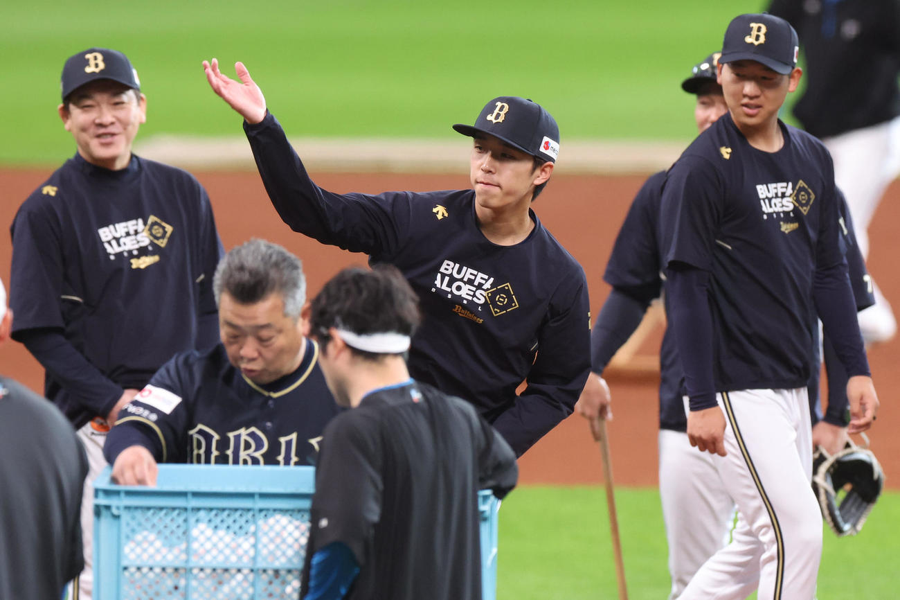 日本ハム対オリックス　マウンドチェックをするオリックス斎藤（中央）（撮影・佐藤翔太）