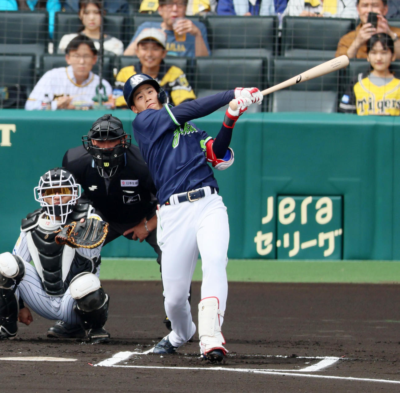 阪神対ヤクルト　1回表ヤクルト無死、塩見は初球、左越えにソロ本塁打を放つ（撮影・加藤哉）
