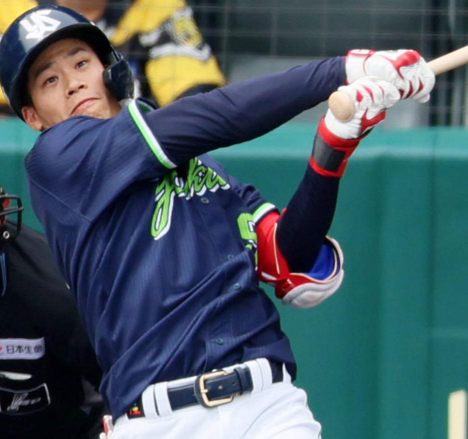 阪神対ヤクルト　1回表ヤクルト無死、塩見は初球、左越えにソロ本塁打を放つ（撮影・加藤哉）