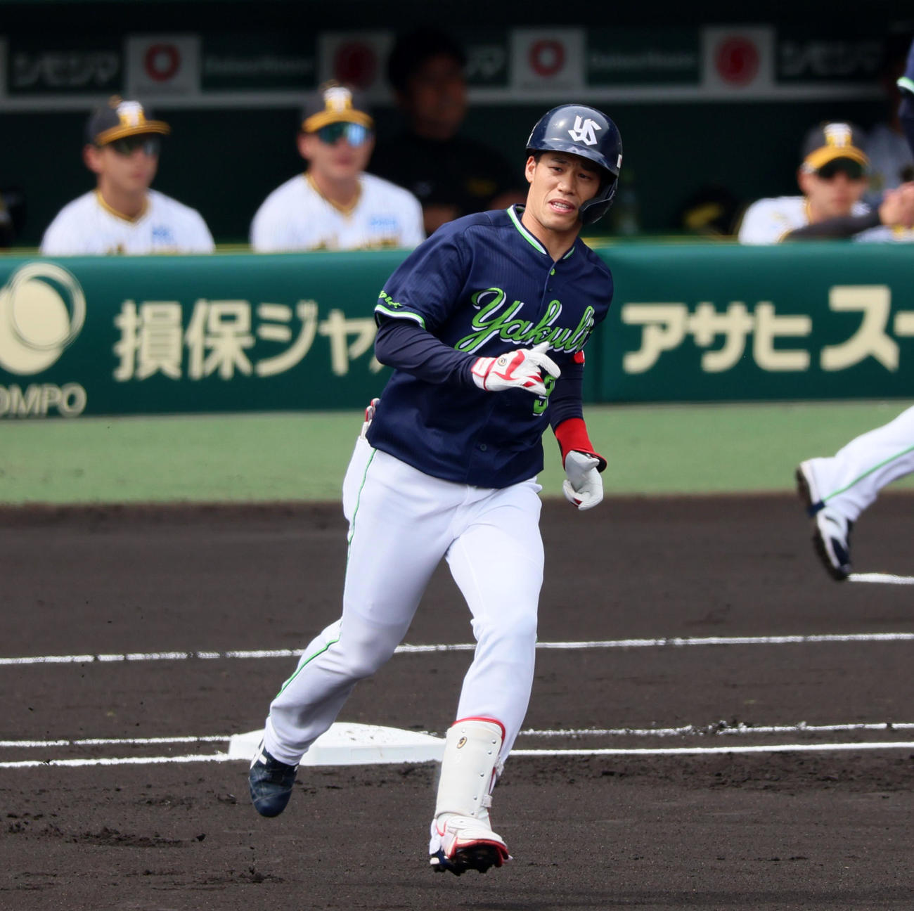 阪神対ヤクルト　1回表ヤクルト無死、塩見は左越え初球ソロ本塁打を放つ（撮影・加藤哉）