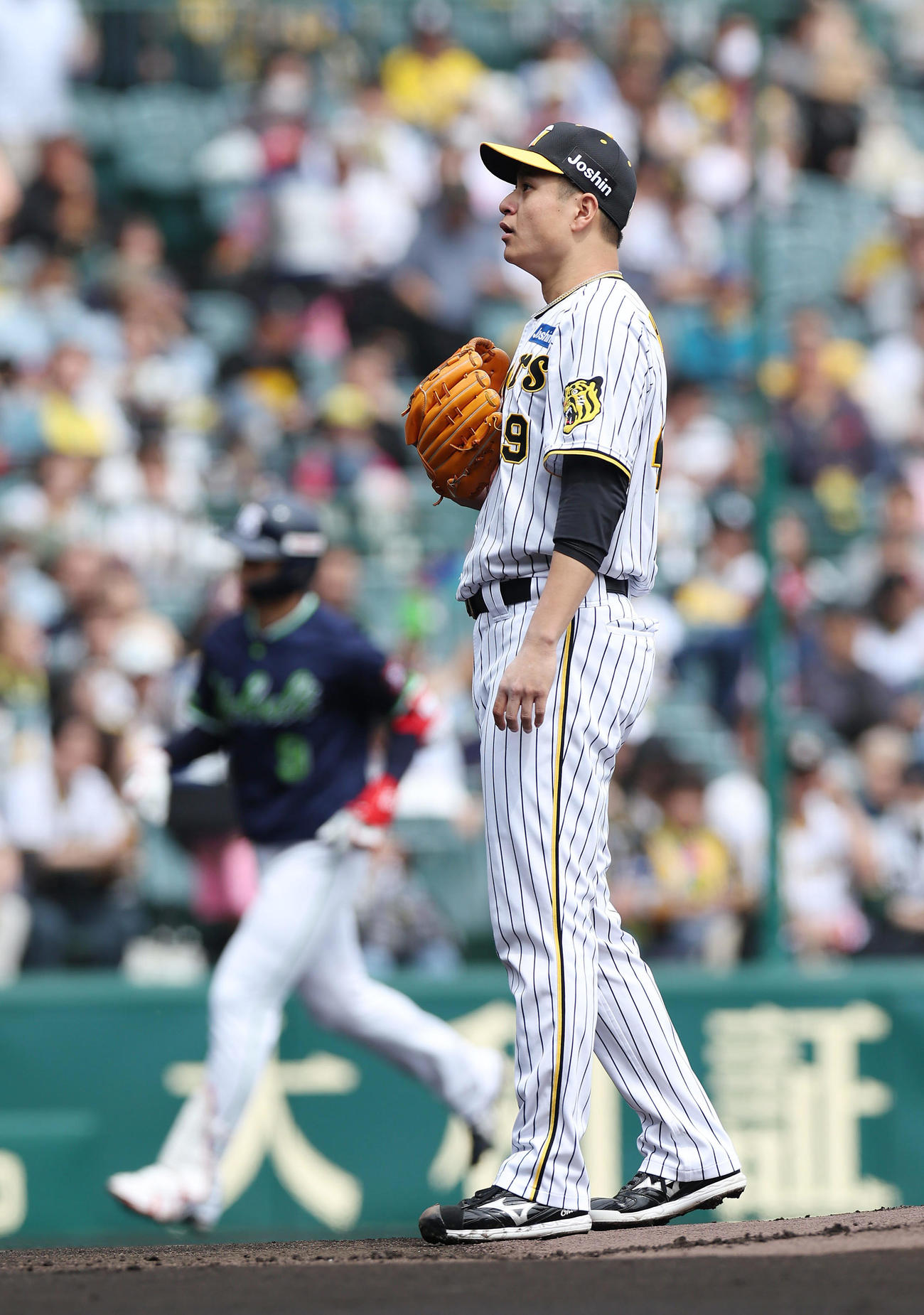 阪神対ヤクルト　1回表ヤクルト無死、塩見（左）に先頭打者本塁打を浴びた大竹（撮影・前田充）
