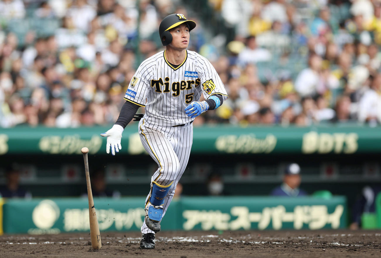阪神対ヤクルト　5回裏阪神1死二塁、右越えに逆転2点本塁打を放つ近本（撮影・前田充）