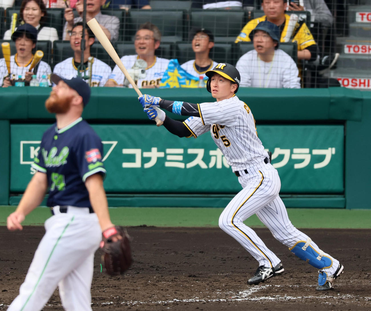阪神対ヤクルト　5回裏阪神無死一塁、近本は右越え2点本塁打を放つ。投手はサイスニード（撮影・加藤哉）