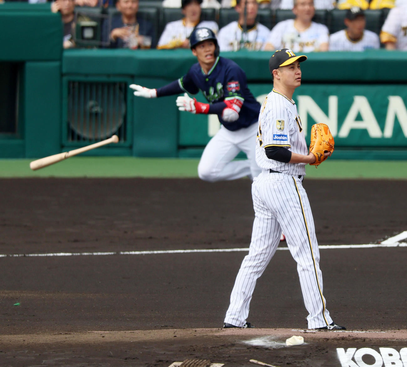 阪神対ヤクルト　1回表ヤクルト無死、大竹は塩見に左越え初球ソロ本塁打を浴びる（撮影・加藤哉）
