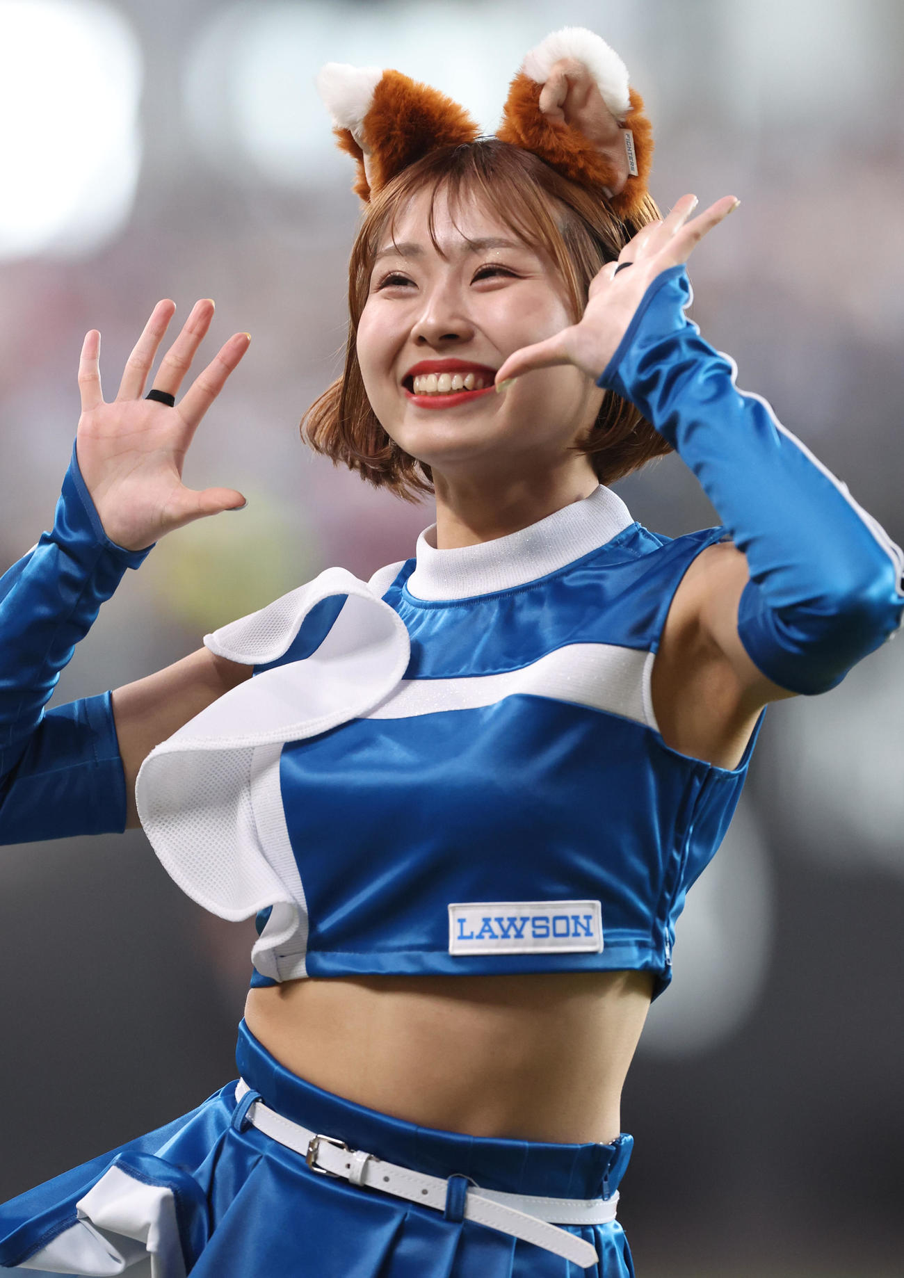 日本ハム対オリックス　「きつねダンス」を披露するファイターズガールの上村優菜（撮影・佐藤翔太）