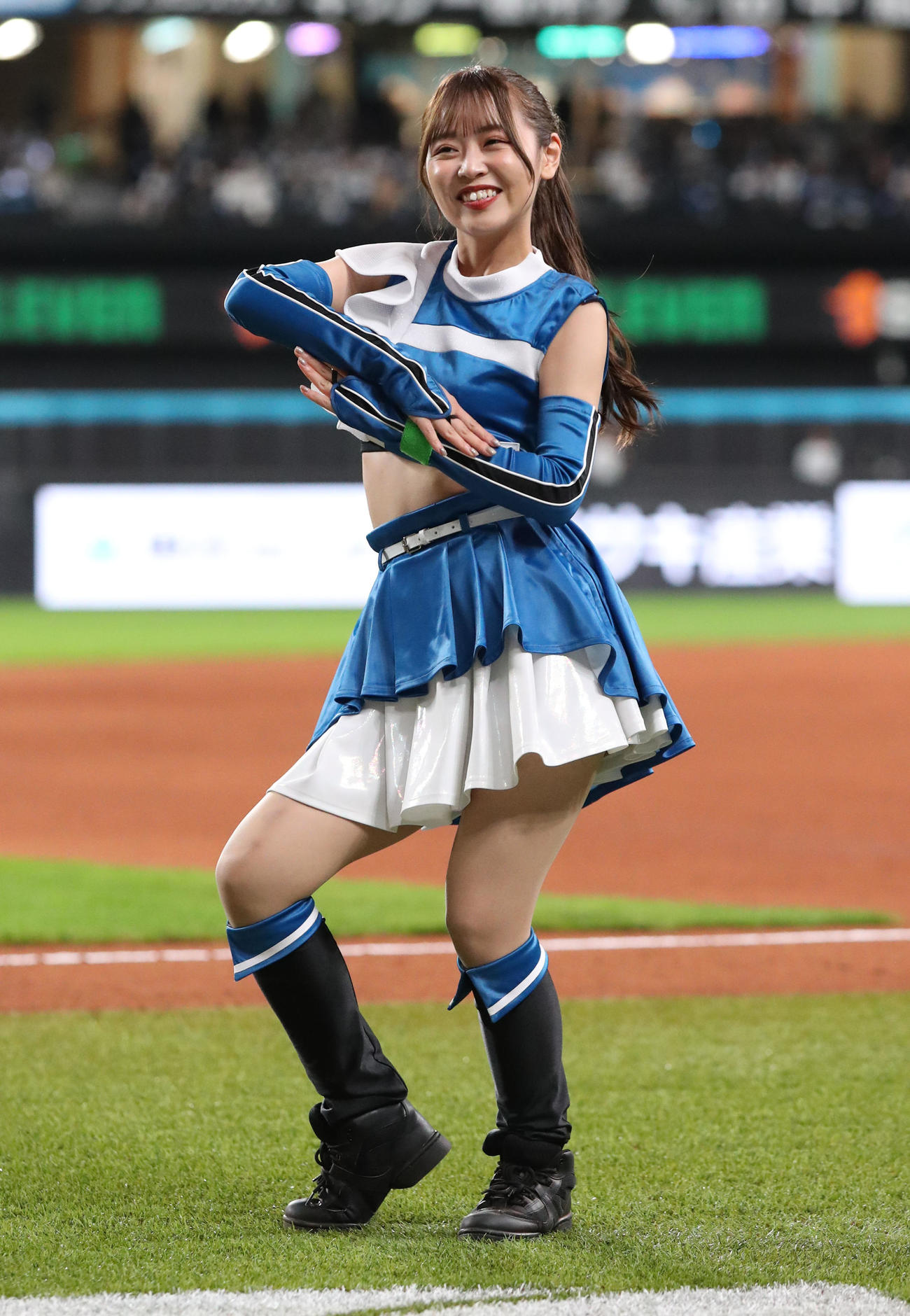 ダンスを披露するファイターズガールの竹市琴美さん（2024年4月2日撮影）