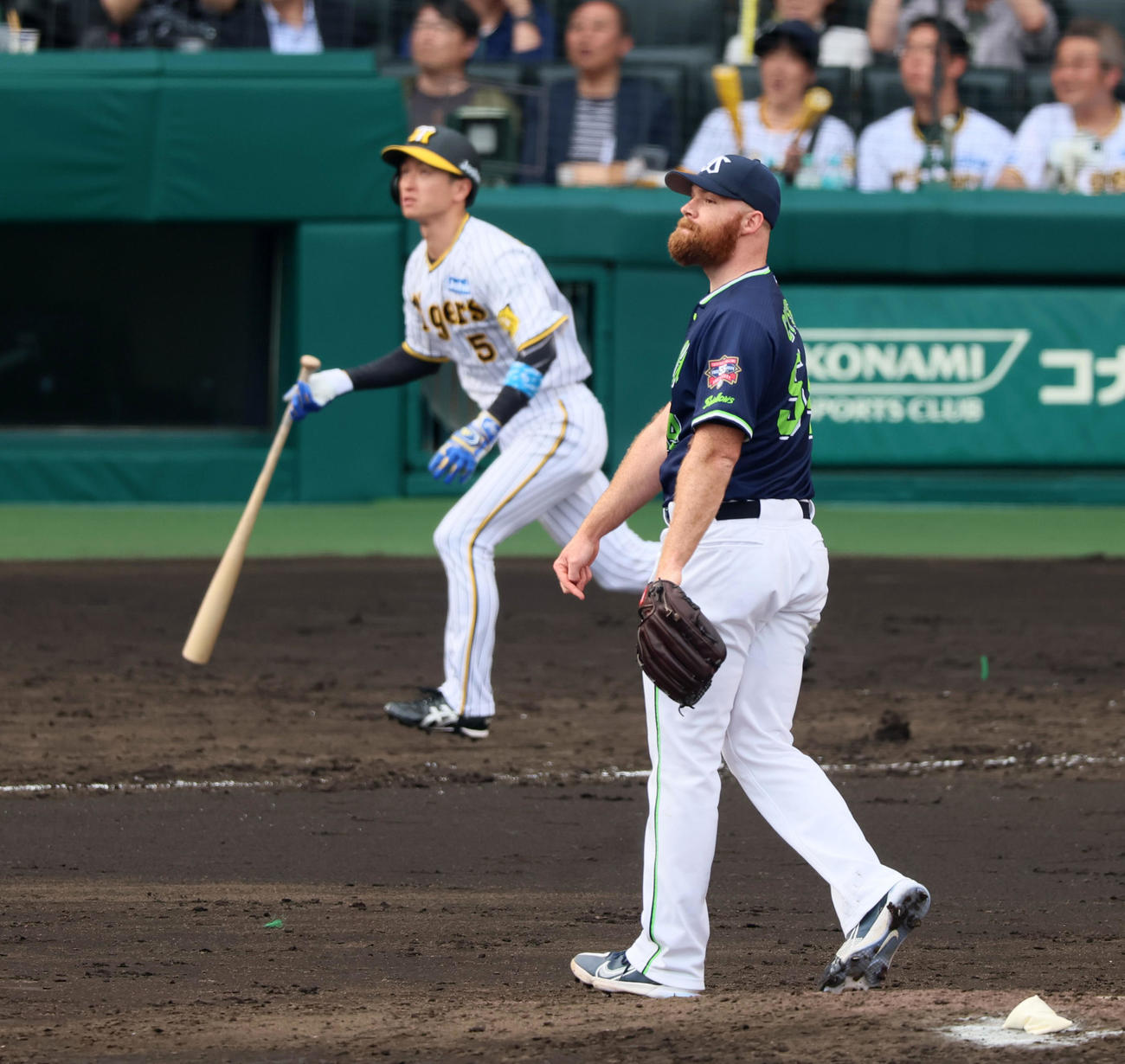 阪神対ヤクルト　5回裏阪神1死二塁、サイスニードは近本に右越え2点本塁打を浴びる（撮影・加藤哉）