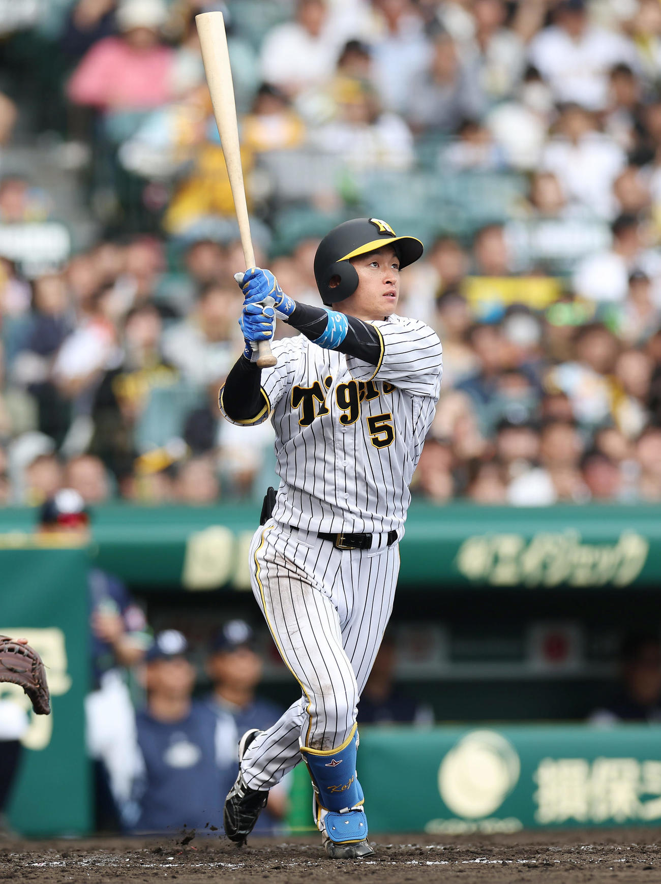 阪神対ヤクルト　5回裏阪神1死二塁、右越えに逆転2点本塁打を放つ近本（撮影・前田充）