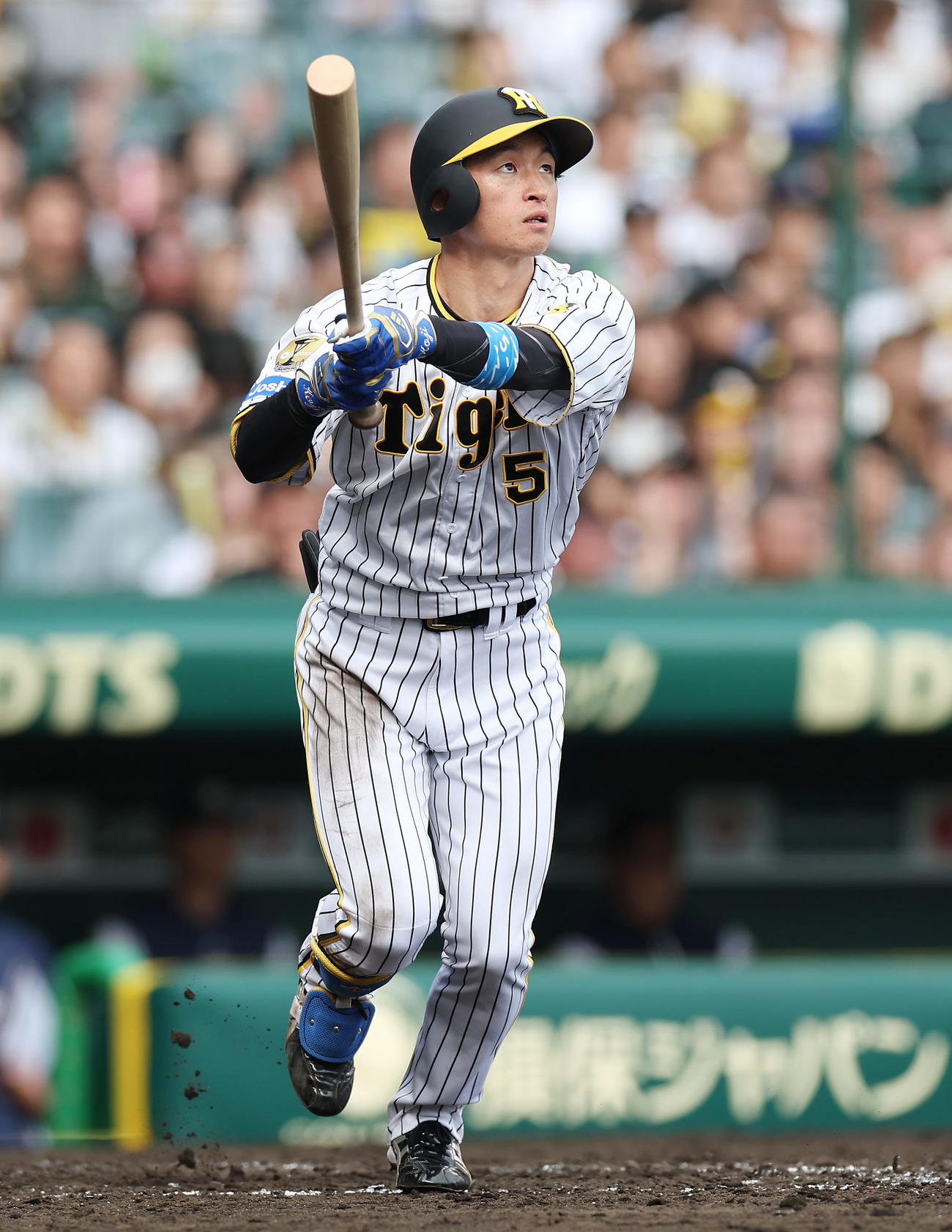 阪神対ヤクルト　5回裏阪神1死二塁、右越えに逆転2点本塁打を放つ近本（撮影・前田充）