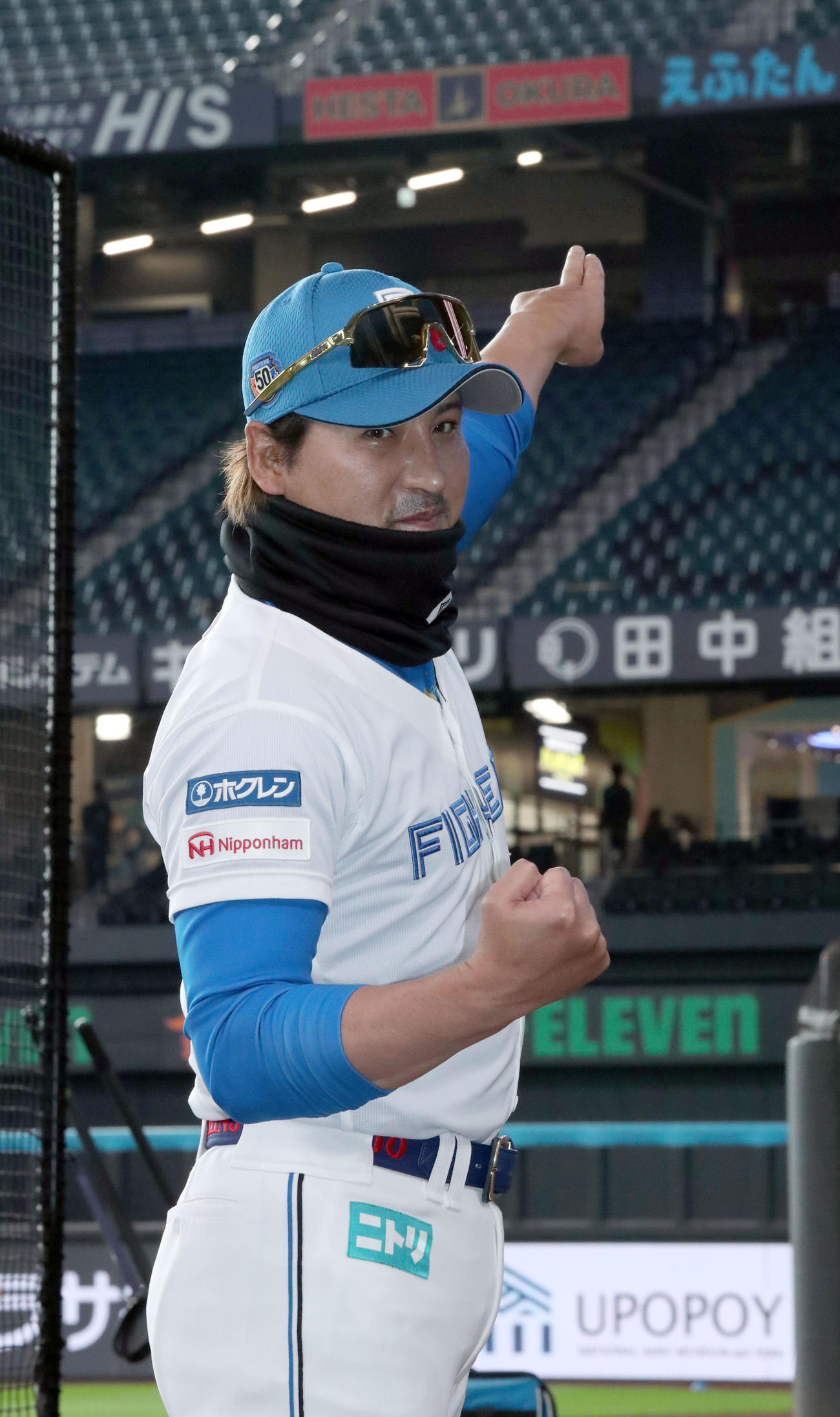 日本ハム対オリックス　ライトスタンドに設置された「111ホームラン賞」の看板を指さす日本ハム新庄監督（撮影・佐藤翔太）