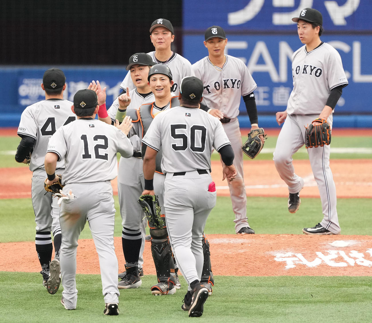 DeNA対巨人　DeNAに勝利しタッチを交わす巨人ナイン（撮影・鈴木みどり）