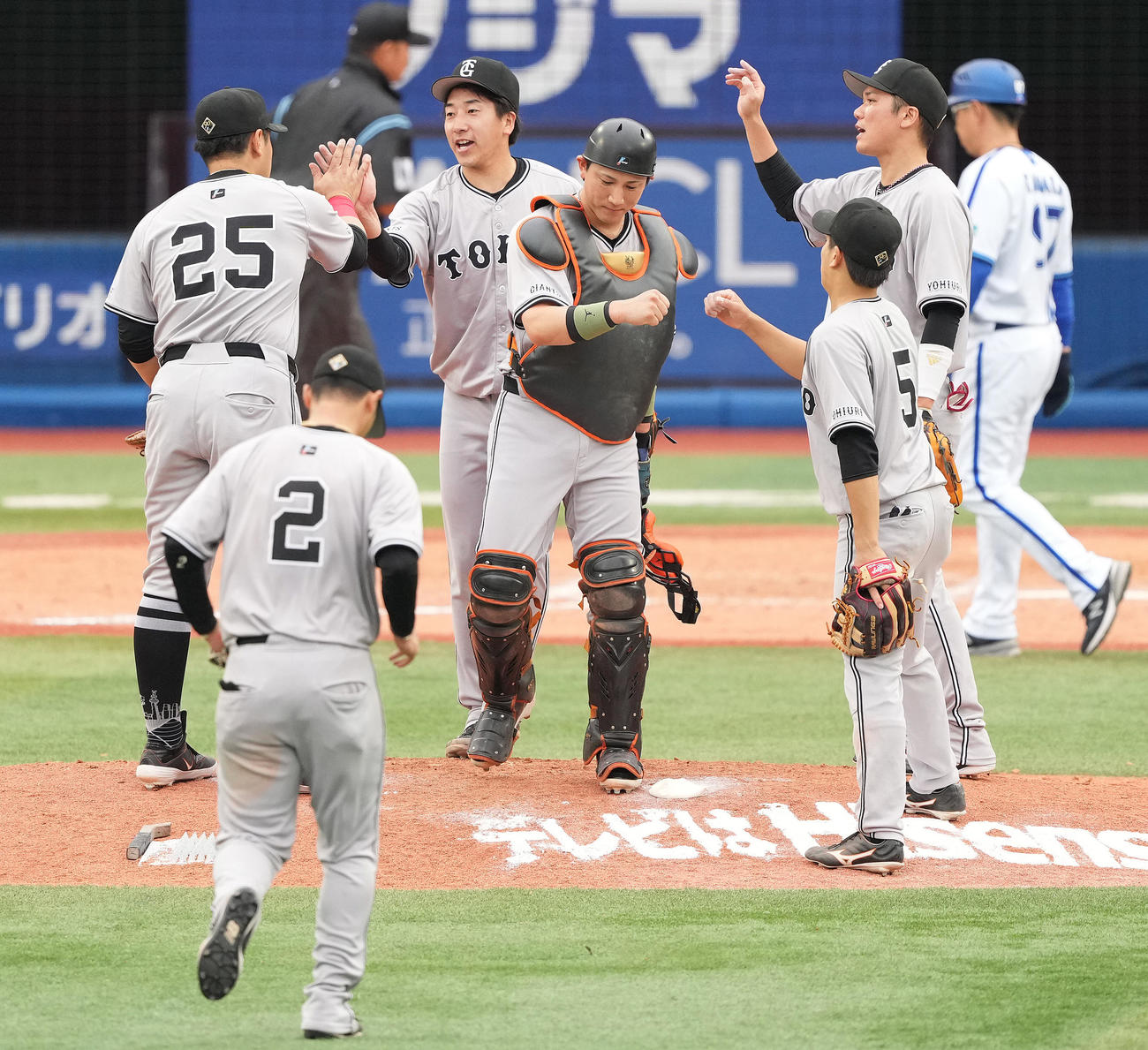 DeNA対巨人　DeNAに勝利しタッチを交わす巨人ナイン（撮影・鈴木みどり）