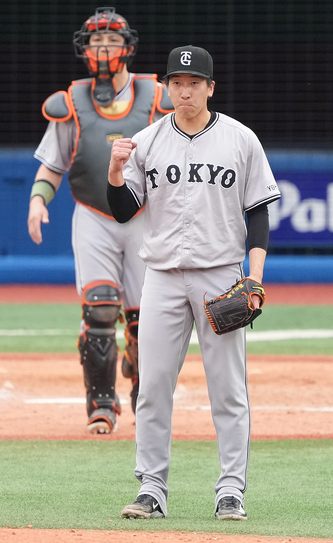 DeNA対巨人　9回裏DeNA2死、代打戸柱を中飛に仕留め、ガッツポーズする大勢（撮影・鈴木みどり）