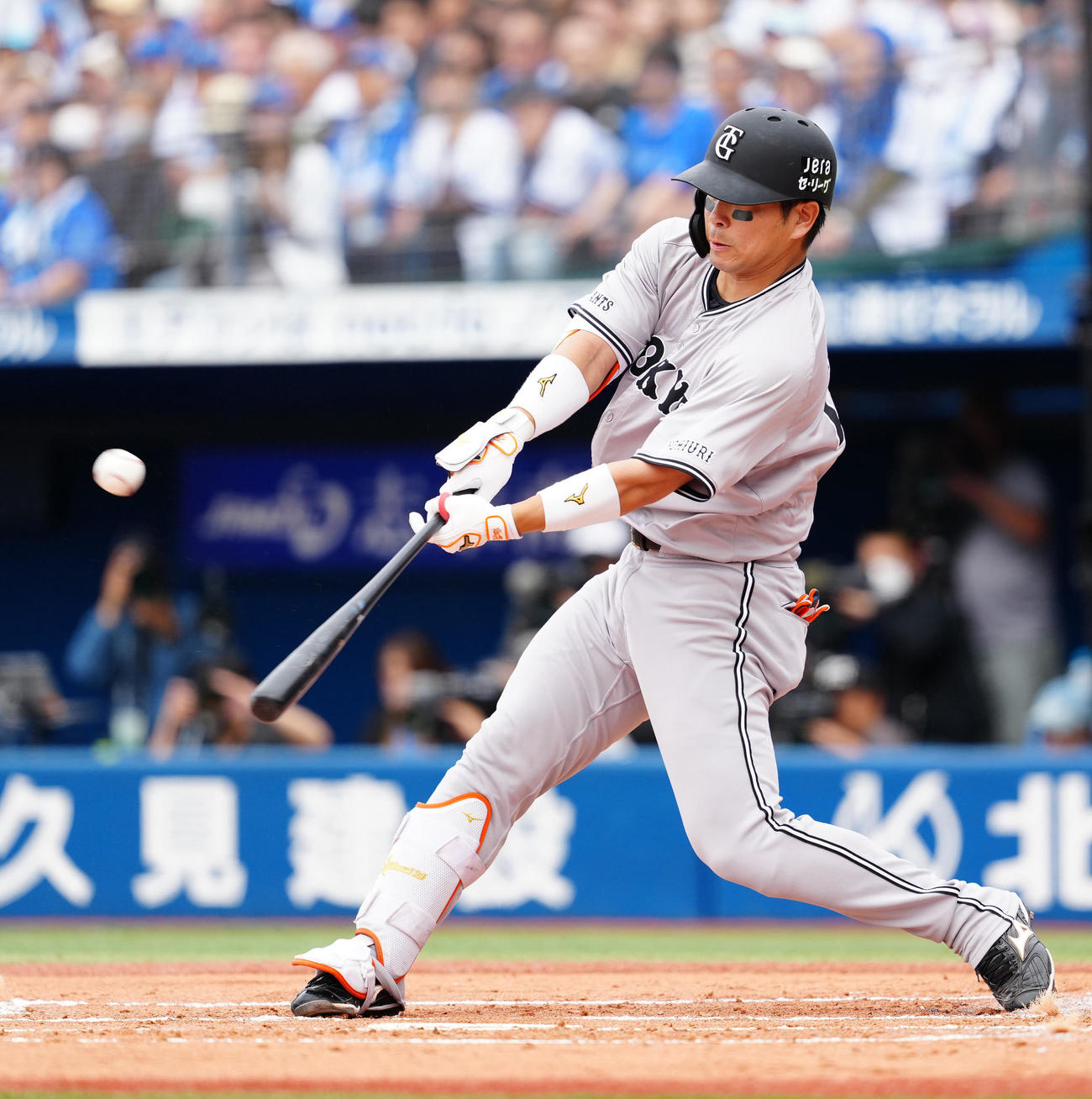 DeNA対巨人　2回表巨人無死一、三塁、犠飛を放つ大城卓（撮影・江口和貴）