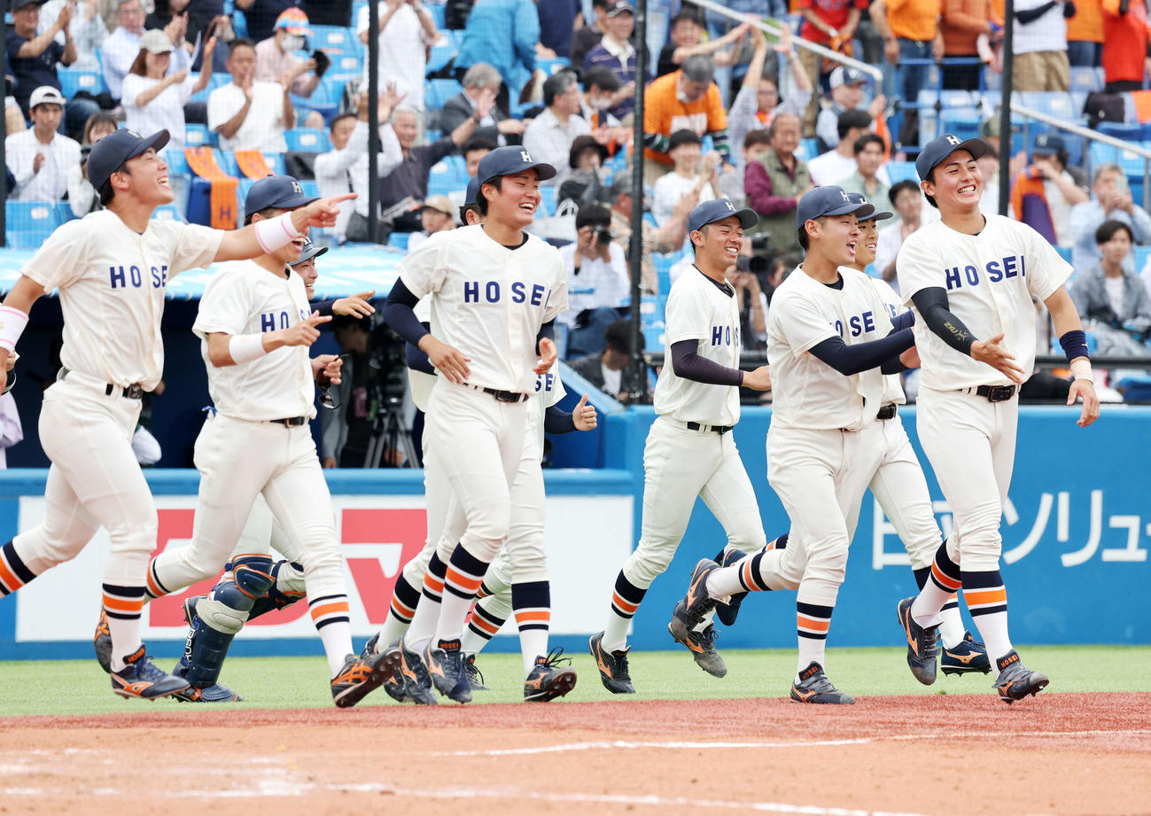 法大対慶大　勝利し笑顔を見せる法大の選手たち（撮影・鈴木正人）