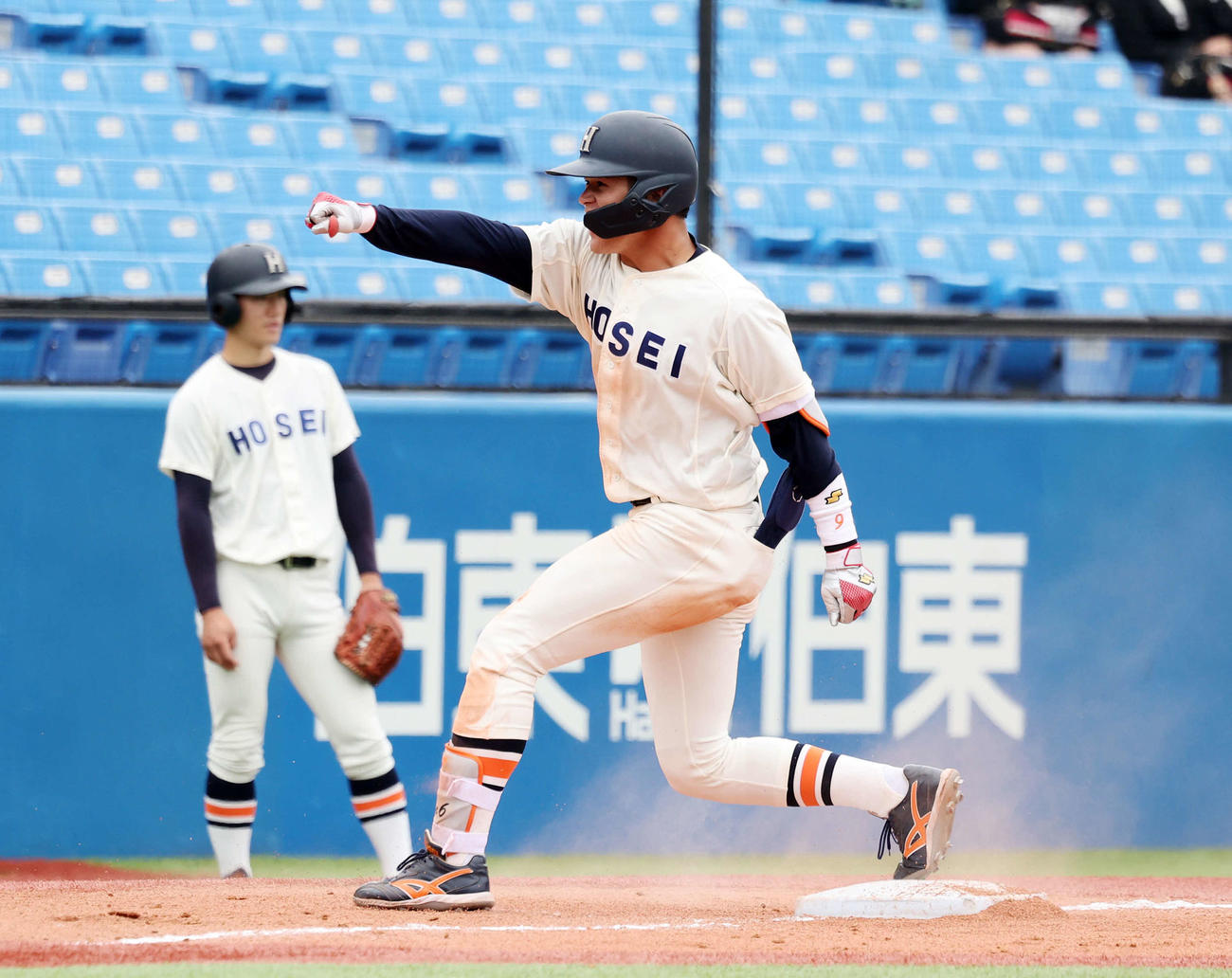 法大対慶大　9回表法大2死一塁、武川は中越え適時三塁打を放ちガッツポーズ（撮影・鈴木正人）