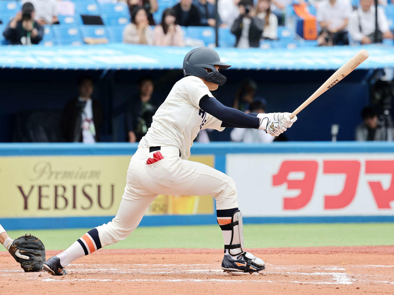 法大対慶大　6回表法大2死三塁、吉安は左前適時打を放つ（撮影・鈴木正人）