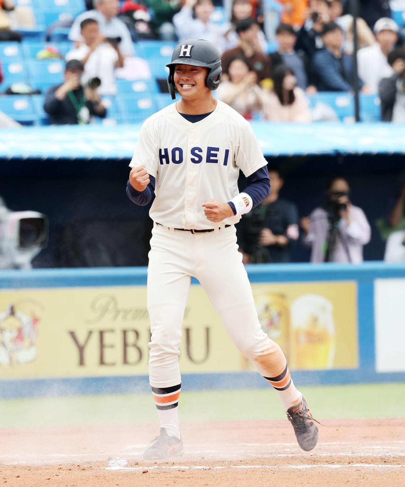 法大対慶大　6回表法大2死二塁、武川の左前適時打で二塁走者の中津が生還しガッツポーズで笑顔を見せる（撮影・鈴木正人）