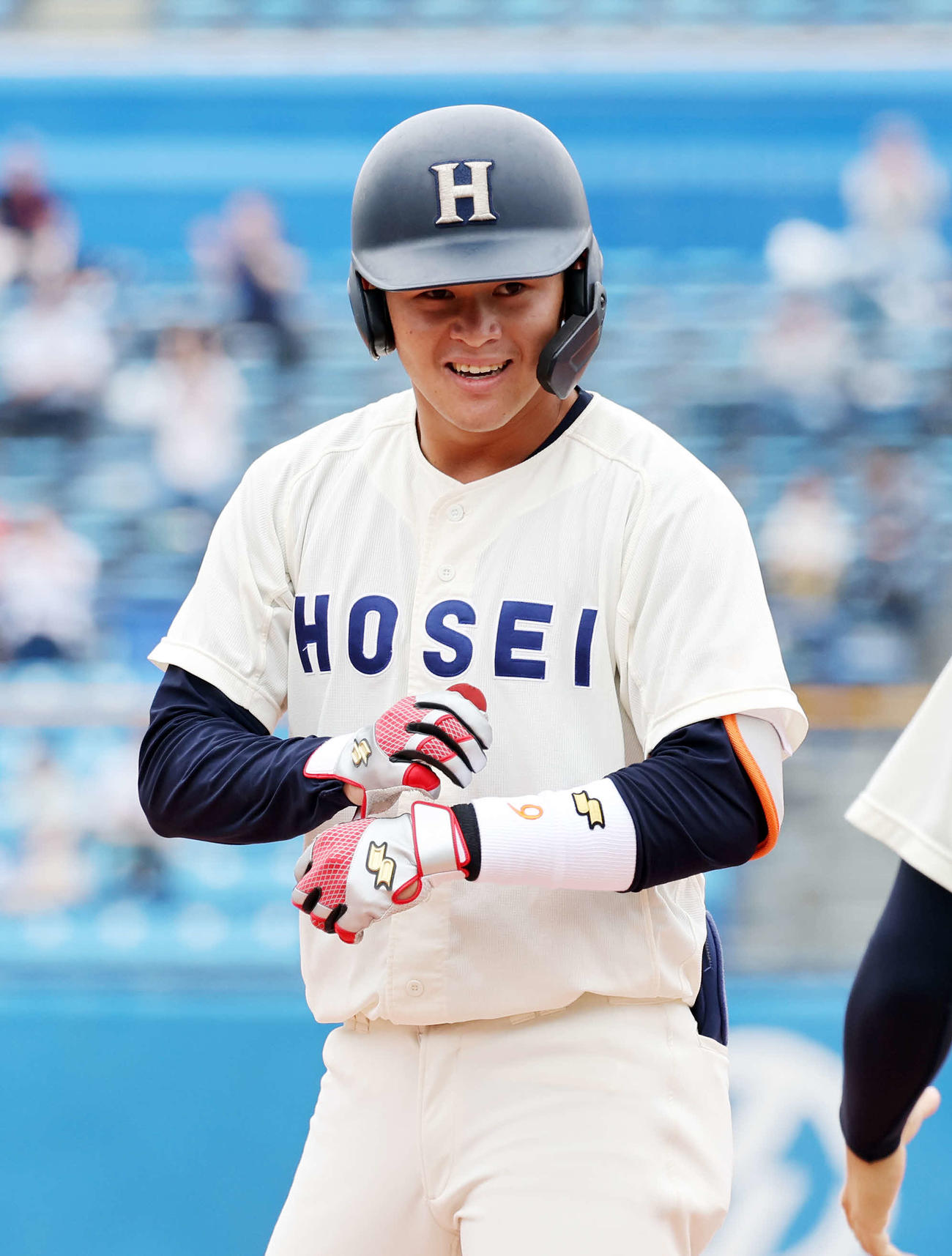 法大対慶大　6回表法大2死二塁、武川は左前適時打を放ち笑顔を見せる（撮影・鈴木正人）