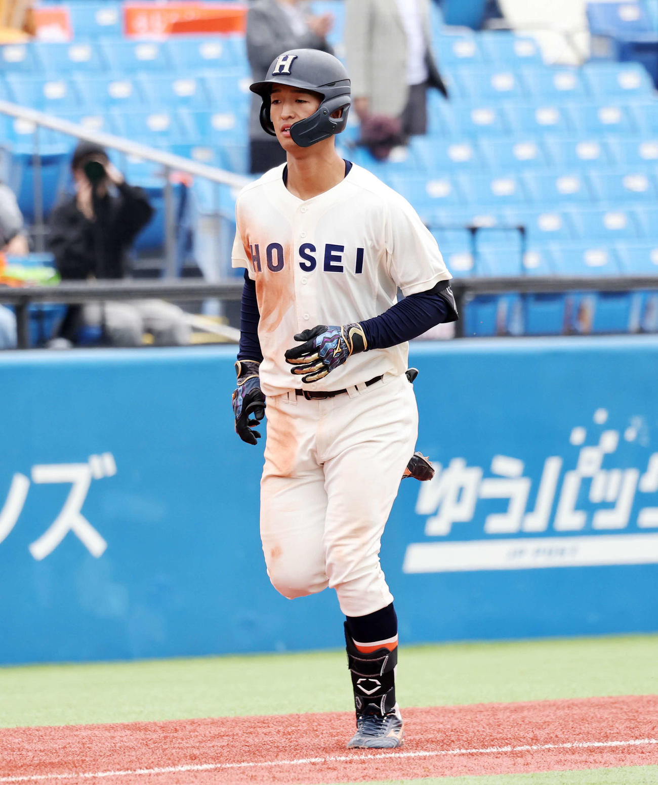 法大対慶大　3回表法大1死、松下は左越えソロ本塁打を放つ（撮影・鈴木正人）