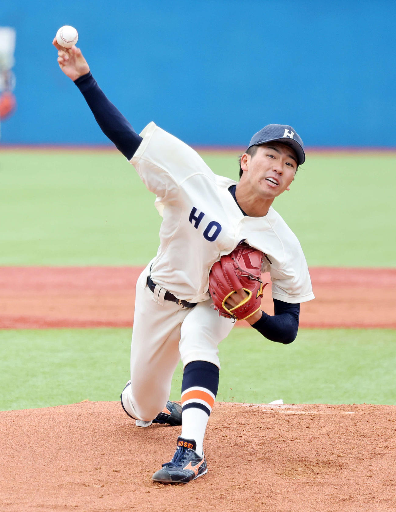 法大対慶大　力投する法大先発の篠木（撮影・鈴木正人）