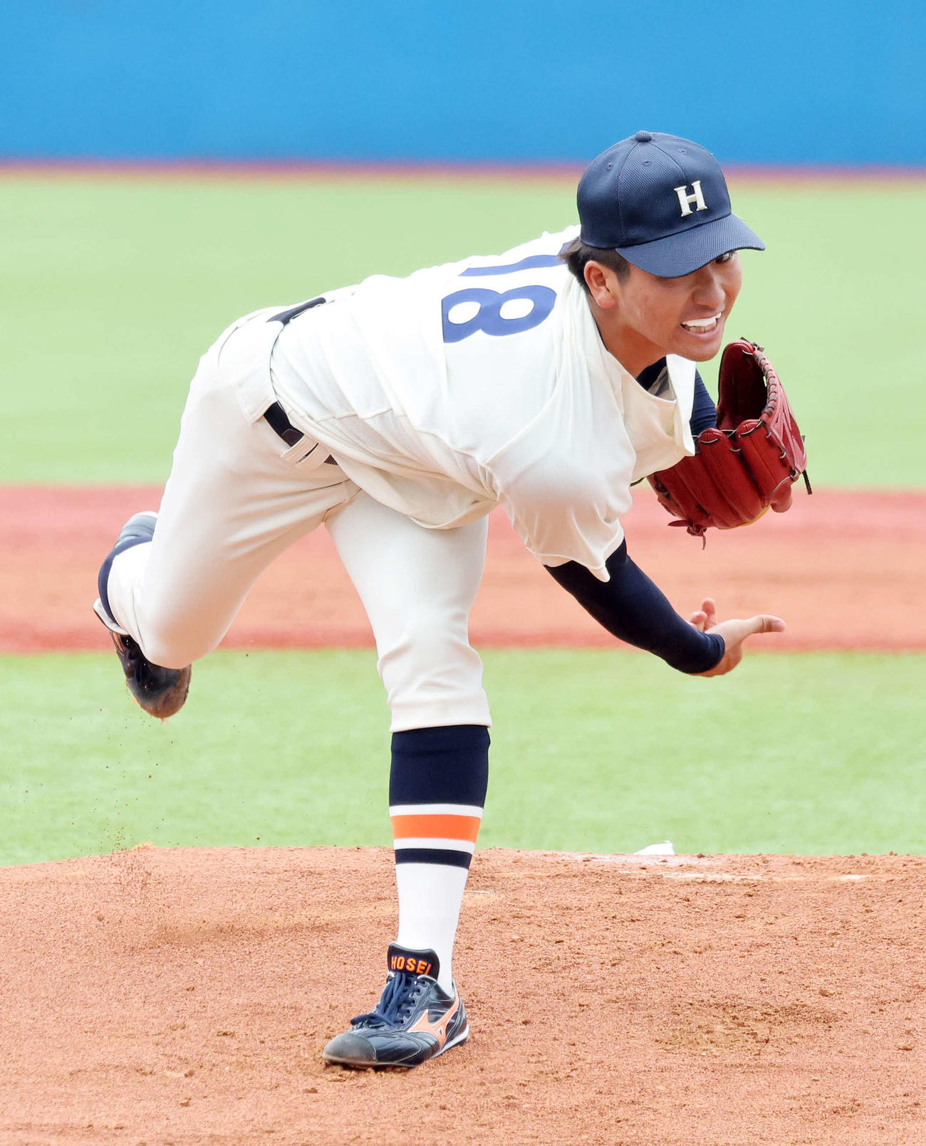 法大対慶大　力投する法大先発の篠木（撮影・鈴木正人）