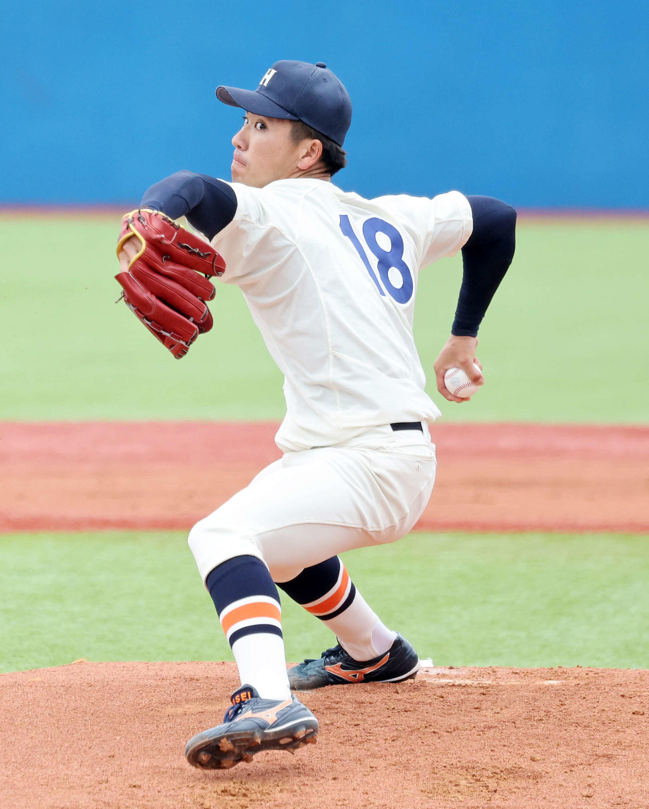 法大対慶大　力投する法大先発の篠木（撮影・鈴木正人）