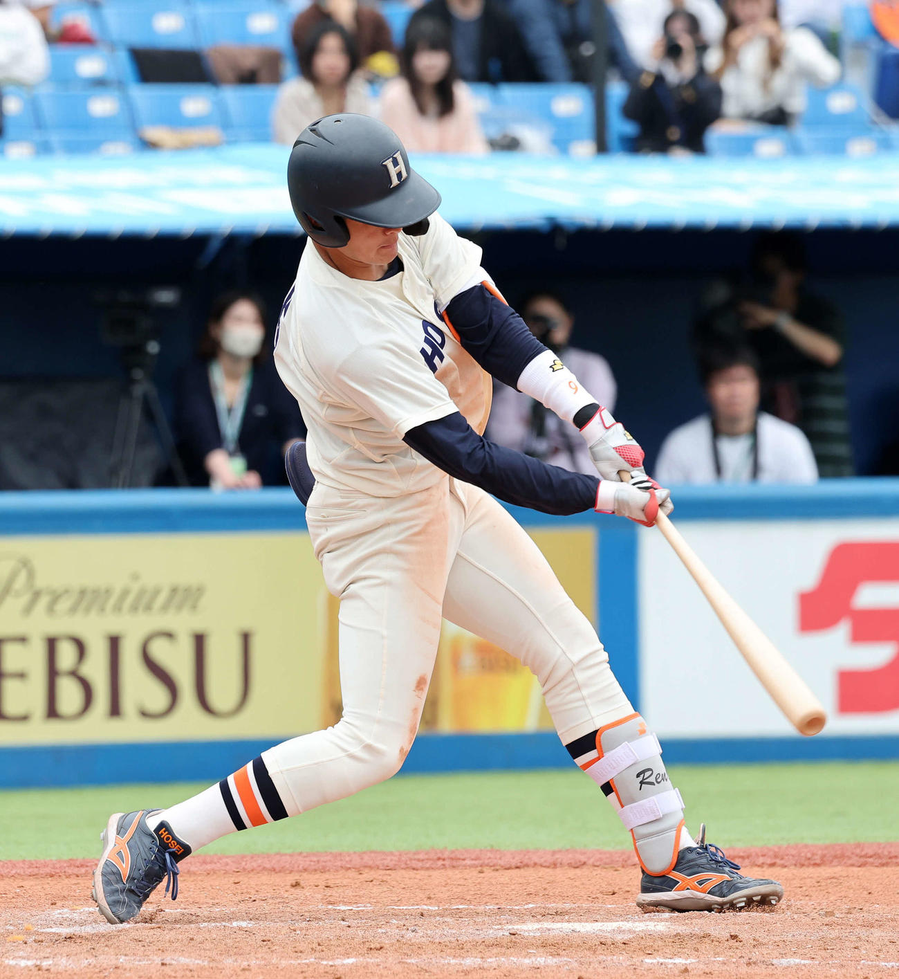 法大対慶大　9回表法大2死一塁、武川は中越え適時三塁打を放つ（撮影・鈴木正人）