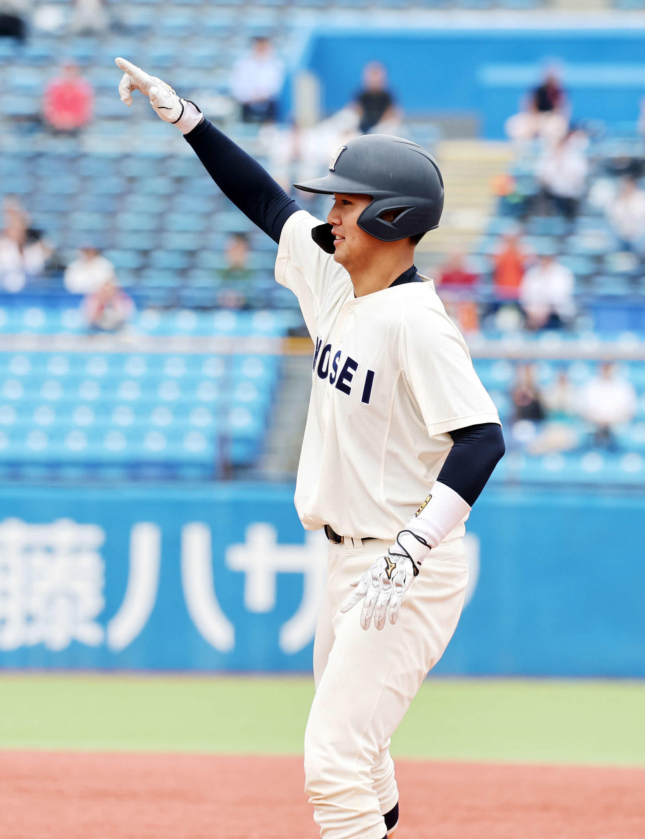 法大対慶大　6回表法大2死三塁、吉安は左前適時打を放ちポーズを決める（撮影・鈴木正人）