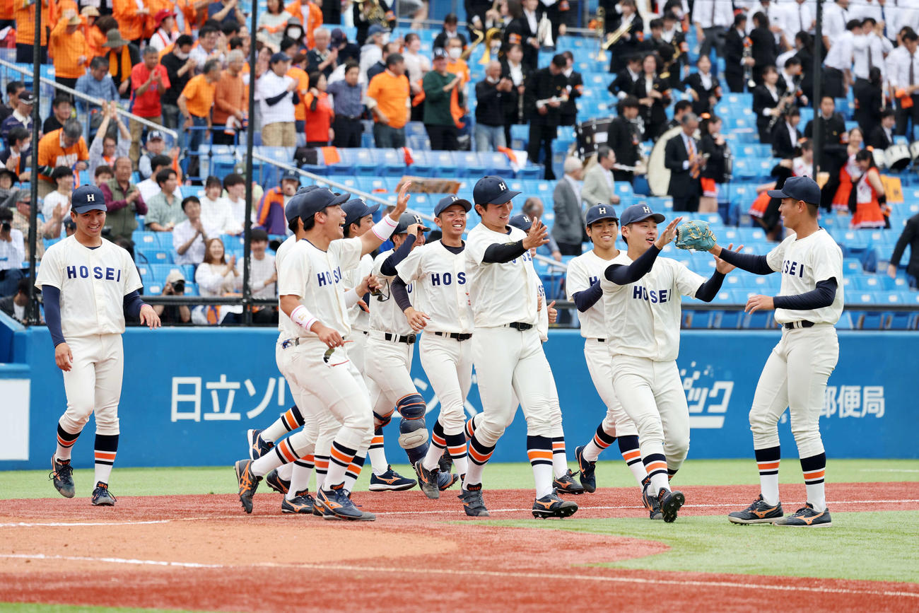 法大対慶大　勝利し笑顔を見せる法大の選手たち（撮影・鈴木正人）