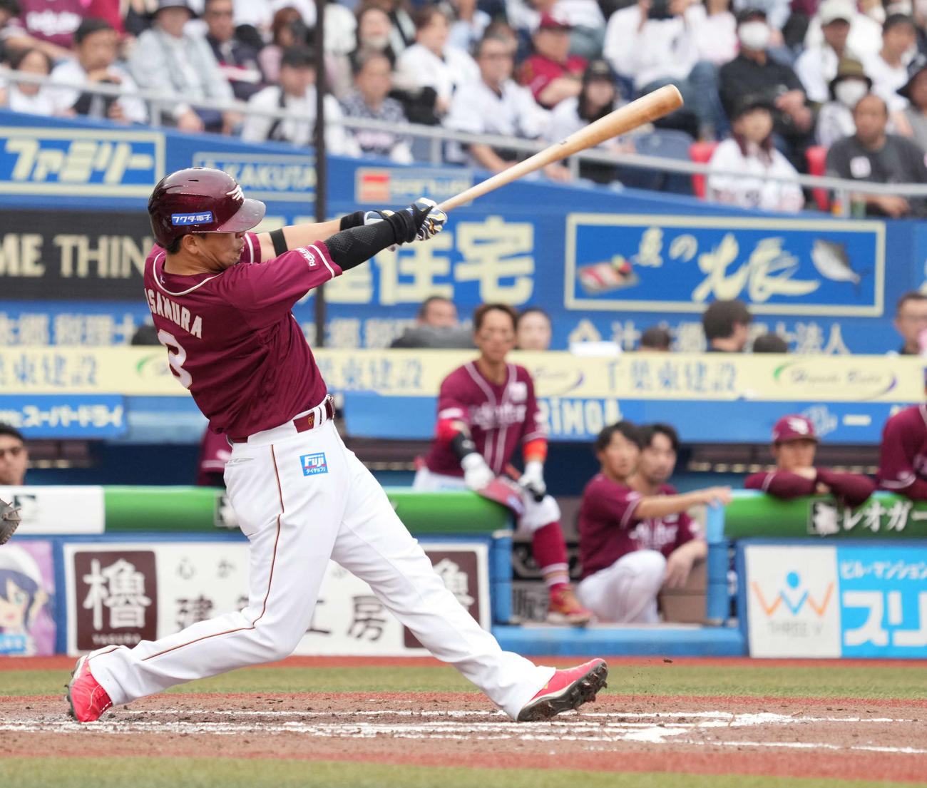 ロッテ対楽天　8回表楽天1死一、二塁、浅村は左前に同点適時二塁打を放つ（撮影・小沢裕）
