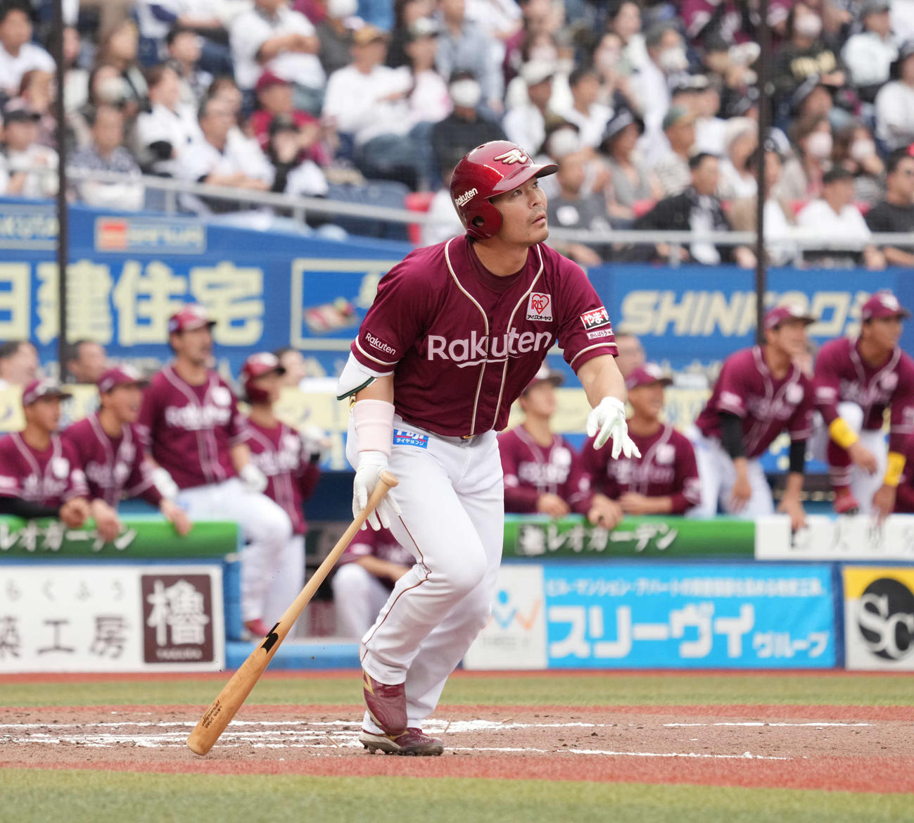 ロッテ対楽天　8回表楽天1死二、三塁、島内は勝ち越しの2点右適時三塁打を放つ（撮影・小沢裕）