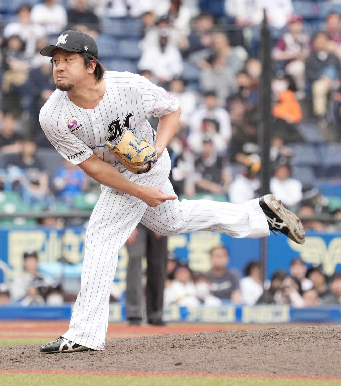 ロッテ対楽天　ロッテ3番手で登板した沢村（撮影・小沢裕）