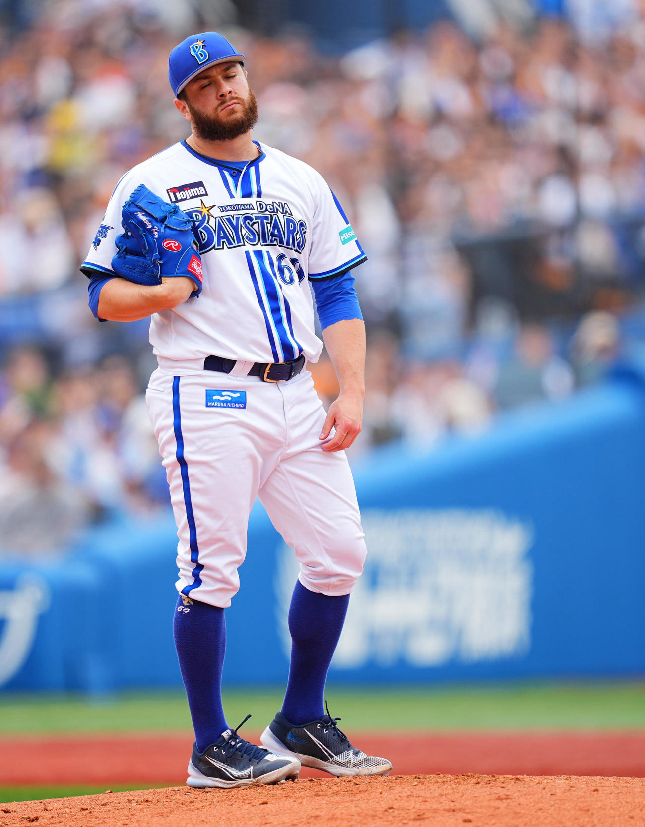 DeNA対巨人　2回表巨人無死、萩尾に内野安打を許しさえない表情のケイ（撮影・垰建太）