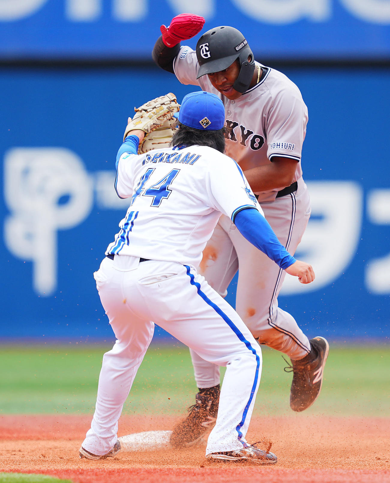DeNA対巨人　2回表巨人1死一塁、二盗を決めるオコエ（撮影・垰建太）