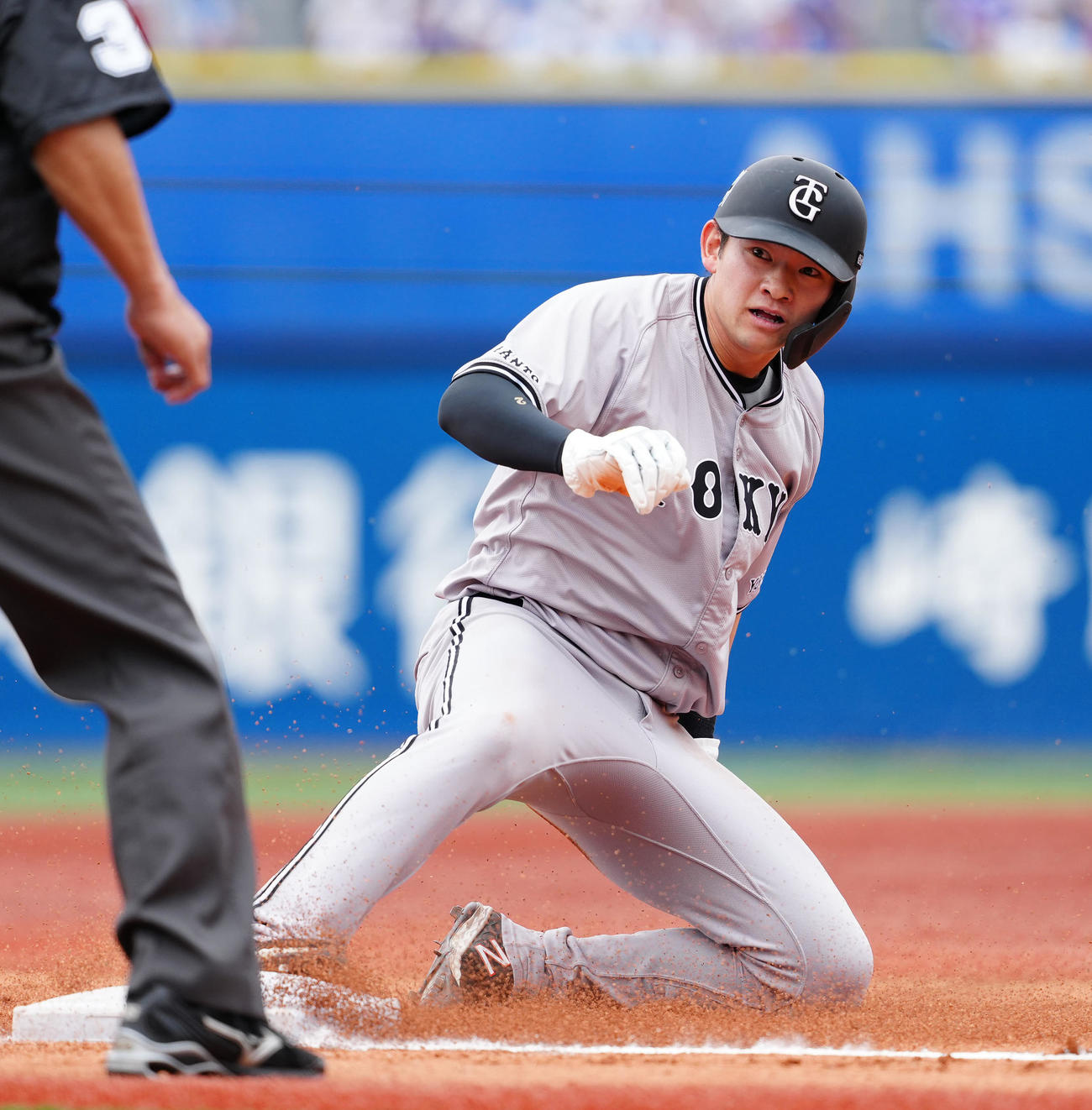 DeNA対巨人　2回表巨人無死一塁、オコエの右前打で三塁へ進塁する走者萩尾（撮影・江口和貴）