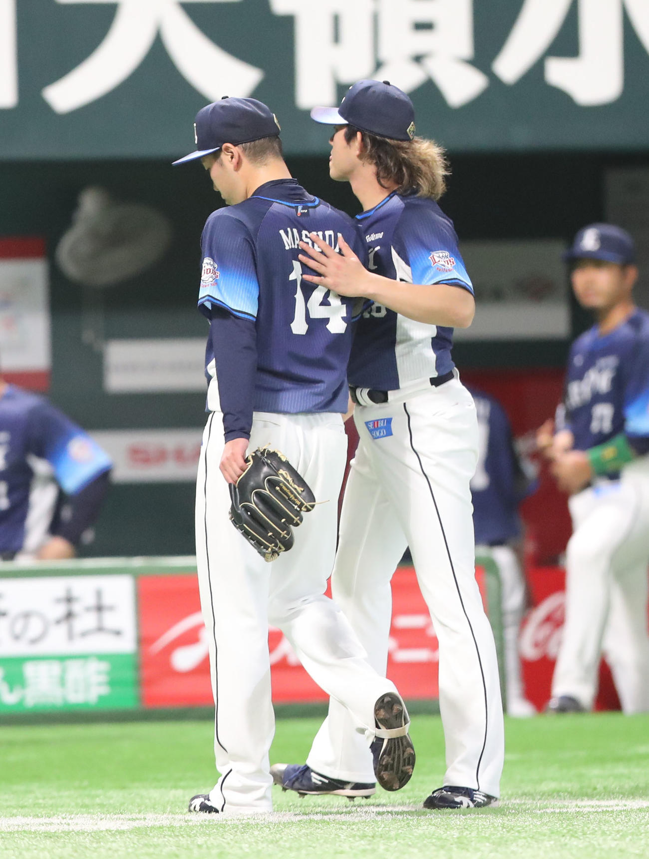 ソフトバンク対西武　延長10回裏ソフトバンク1死一、三塁、川瀬晃に右前サヨナラ適時打を浴びた増田は今井に迎えられる（撮影・梅根麻紀）