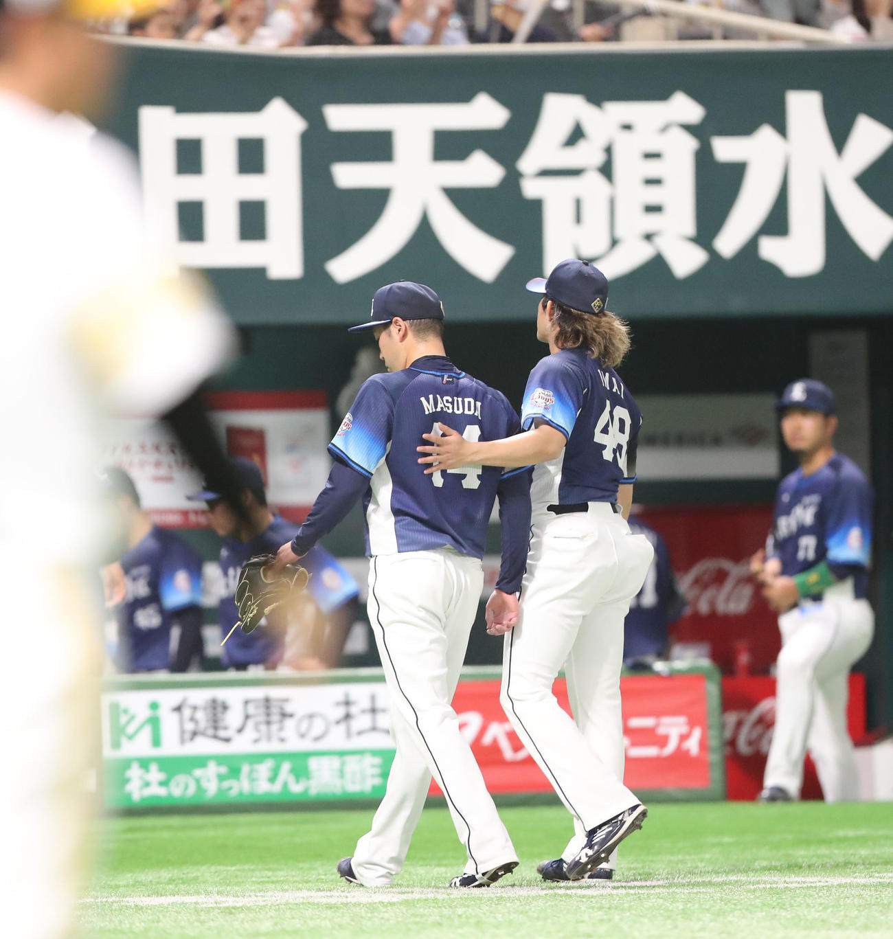 ソフトバンク対西武　延長10回裏ソフトバンク1死一、三塁、川瀬晃に右前サヨナラ適時打を浴びた増田は今井に迎えられる（撮影・梅根麻紀）